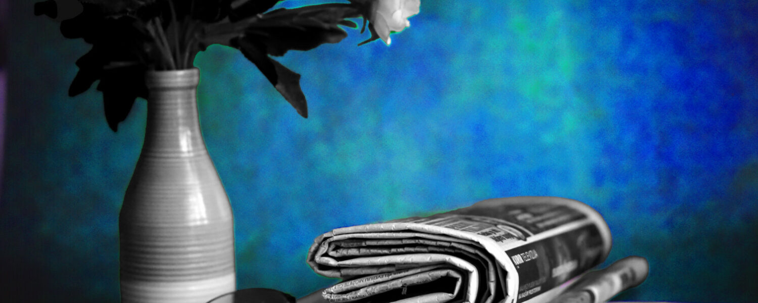 newspaper-reading-glasses-and-flowers-on-a-table-2026-01-06-10-10-00-utc copie
