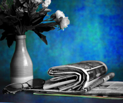 newspaper-reading-glasses-and-flowers-on-a-table-2026-01-06-10-10-00-utc copie
