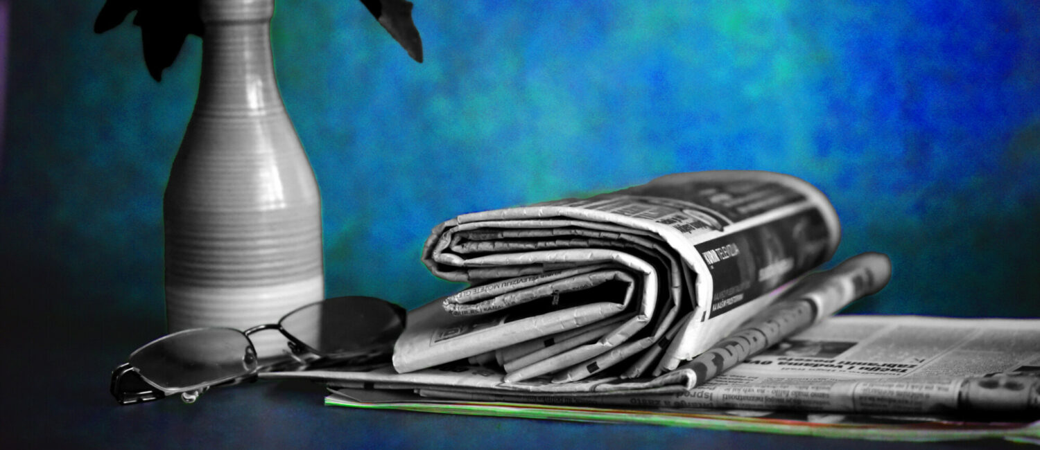 newspaper-reading-glasses-and-flowers-on-a-table-2026-01-06-10-10-00-utc copie