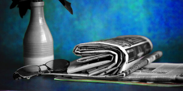 newspaper-reading-glasses-and-flowers-on-a-table-2026-01-06-10-10-00-utc copie